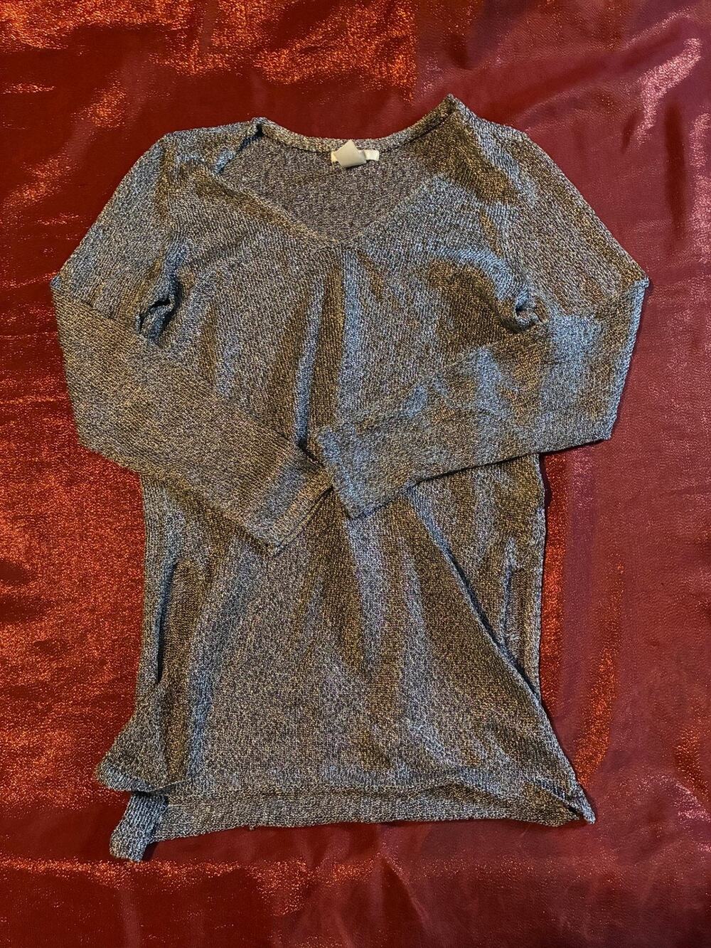 H&M Sweater Womens XS V-Neck Long Sleeve Metallic Knit Shimmer Lightweight Gray